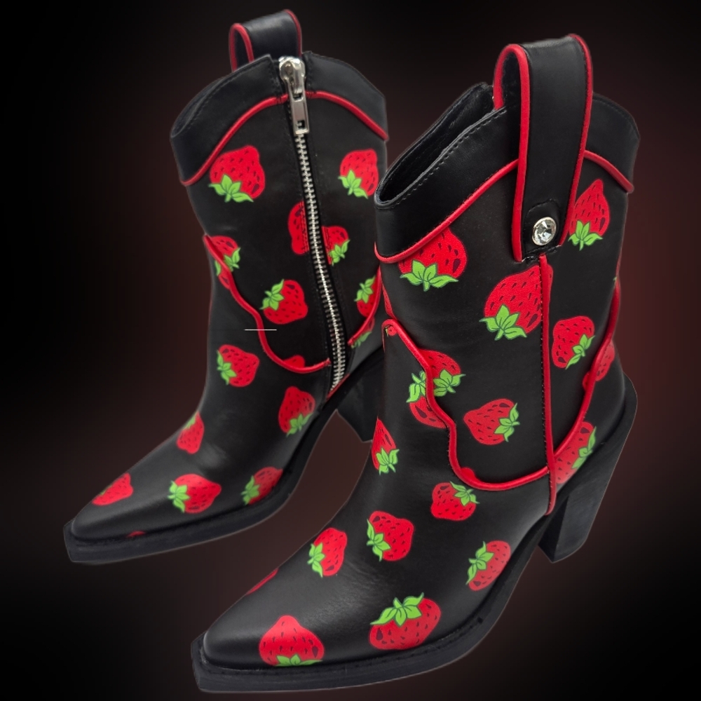 BD1 - DOLLS KILL STRAWBERRY SHORTCAKE Blck Rd Strwberry Heeled Cowboy Boots Sz 5